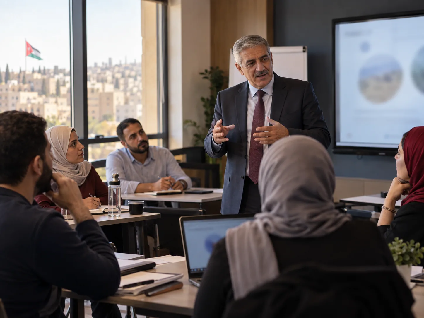 مدرب يقود جلسة تعليم مهني للبالغين