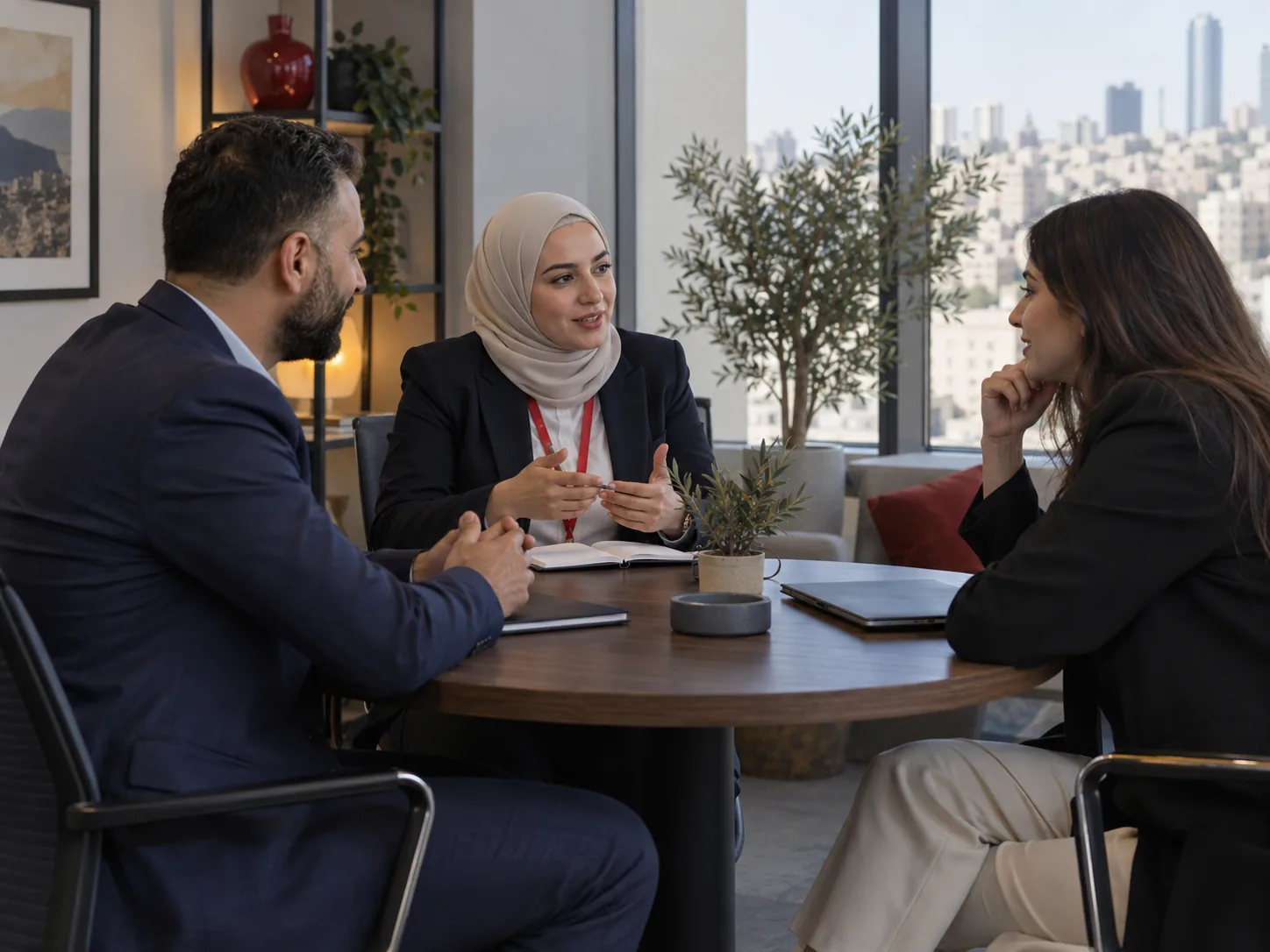 مسؤولة توظيف تربط بين الشركة والمرشح المناسب